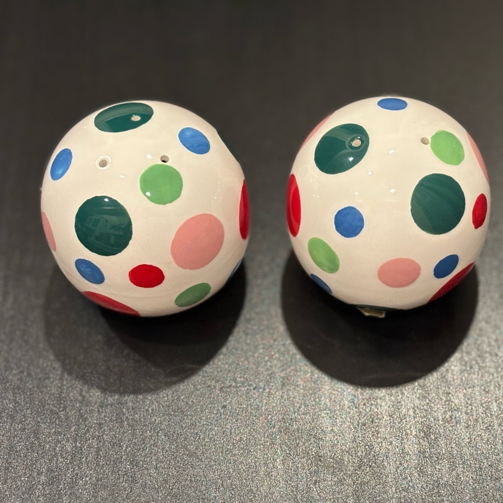 😍2/$20 NWT Bella Casa by Ganz ceramic polka dot salt and pepper shakers